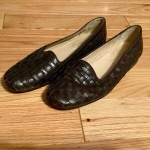 Michelle D. Preowned flats with a woven pattern VGC. Size 7.5